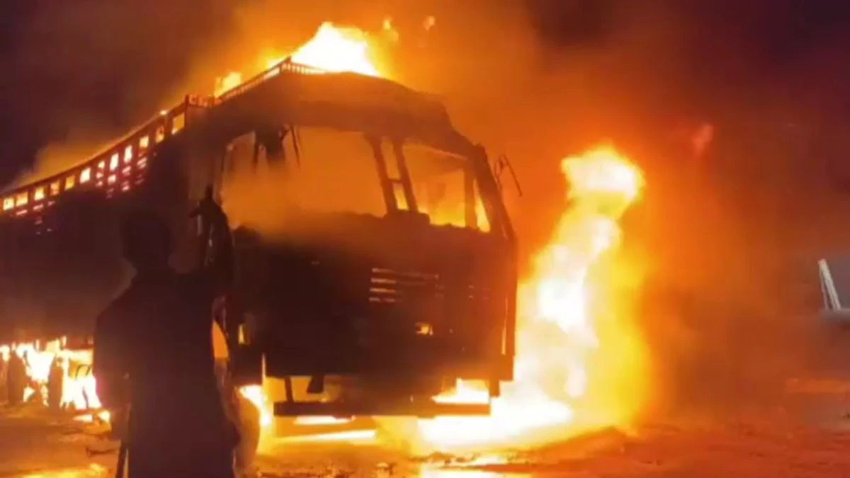 चूरू में खौफनाक हादसा: डंपर से टकराई SUV में लगी आग, 3 जिंदा जले—इलाके में दहशत